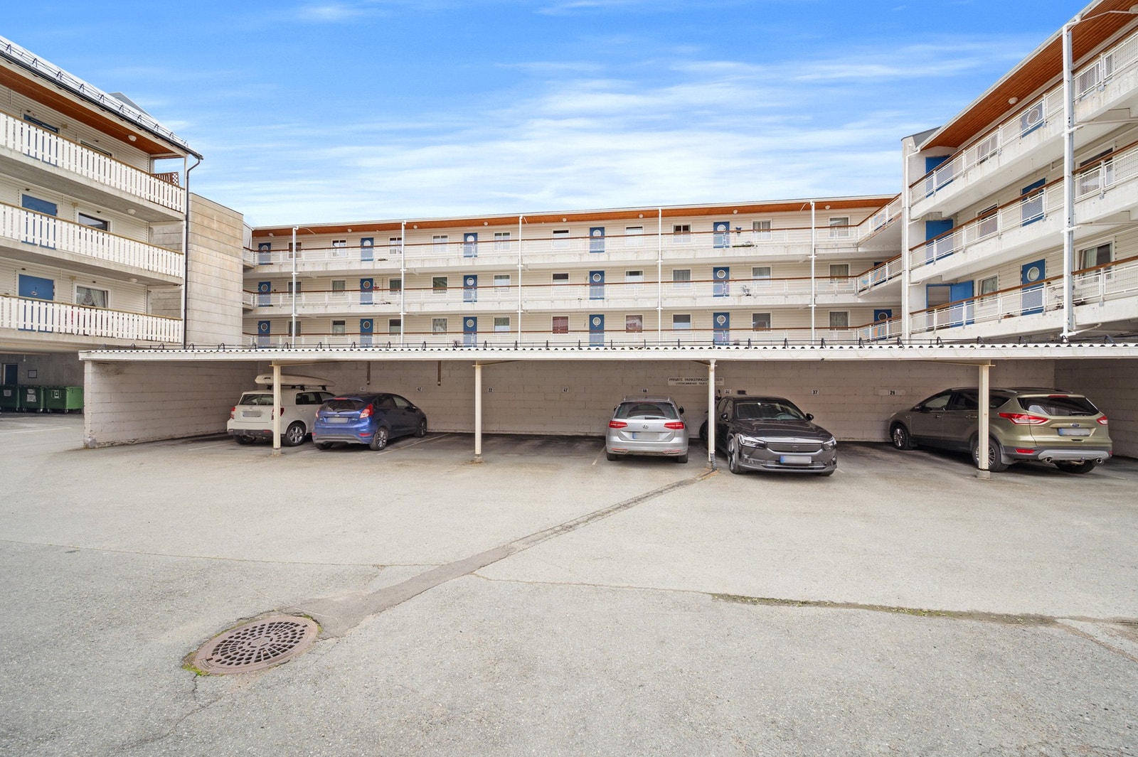 Seksjonseier disponerer 1 parkeringsplass Galleribilde