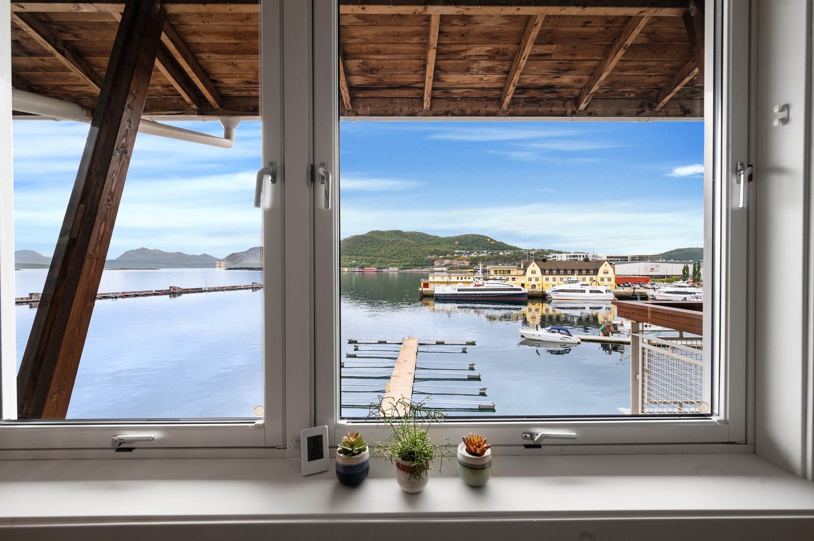 I 4. etasje får du strålende utsikt mot havet, havnetrafikken og innover mot byområdet Galleribilde