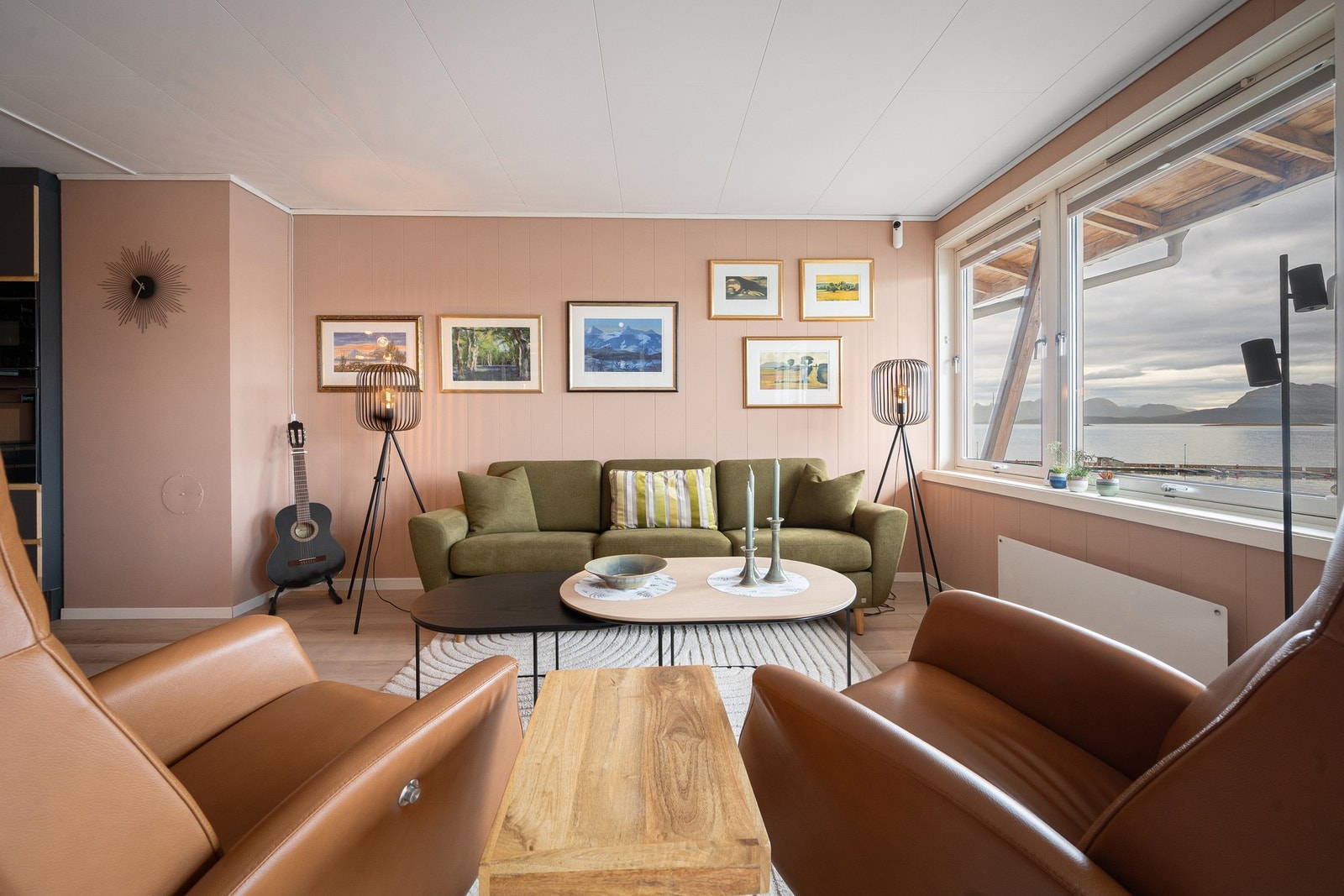 Boligen har gjennomgått store oppgraderinger både innvendig og utvendig siste tre år, og holder høy standard Galleribilde