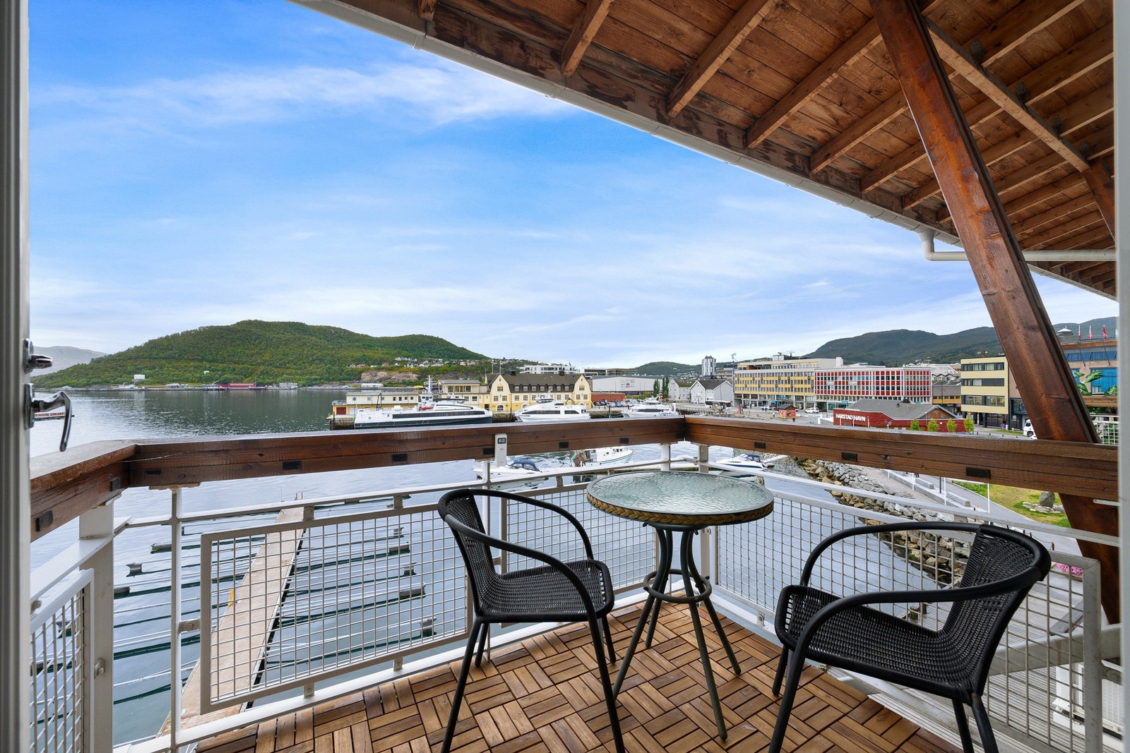 Leiligheten har en koselig balkong med plass til et par stoler og bord Galleribilde