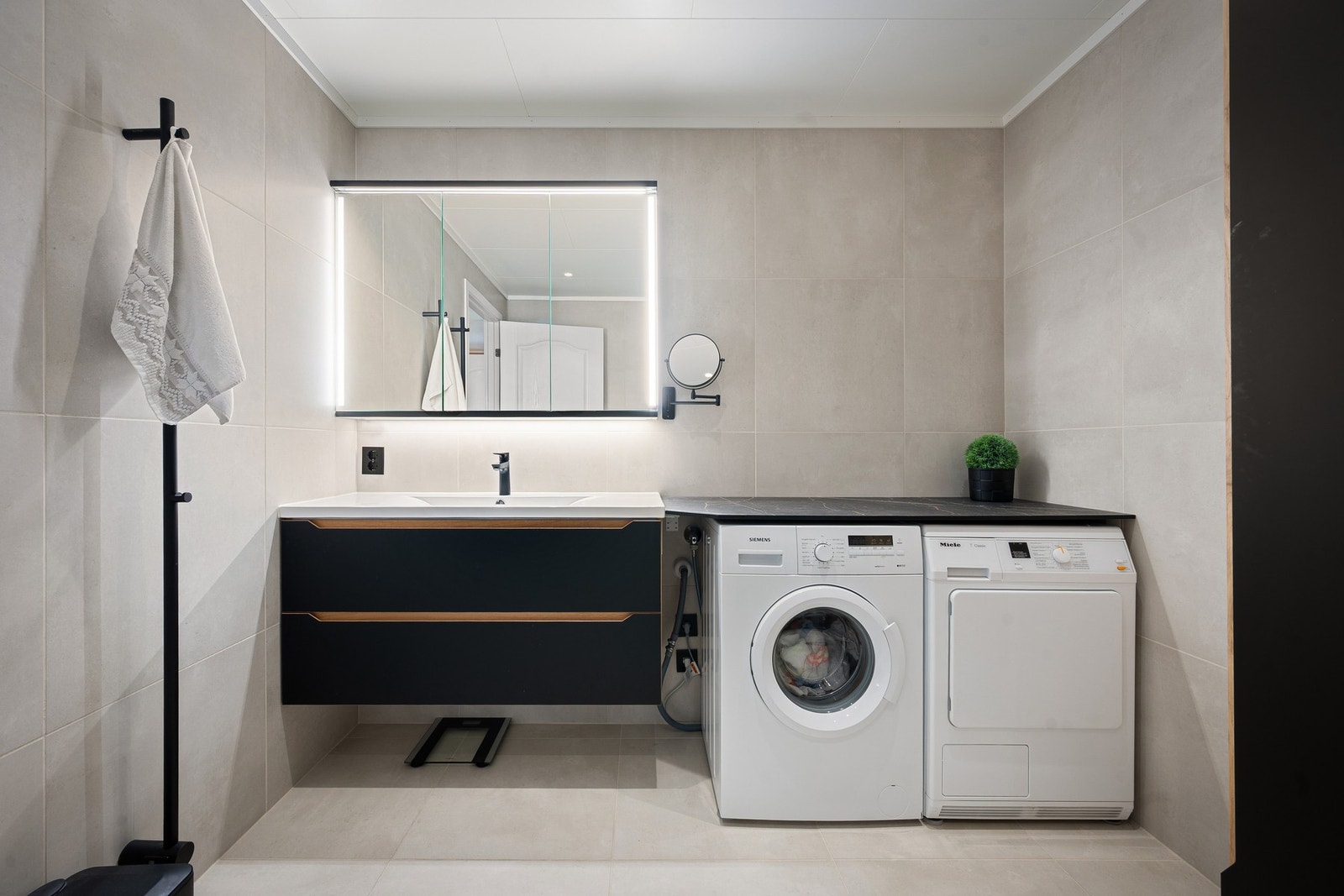 Elektrisk håndkletørker til venstre Galleribilde