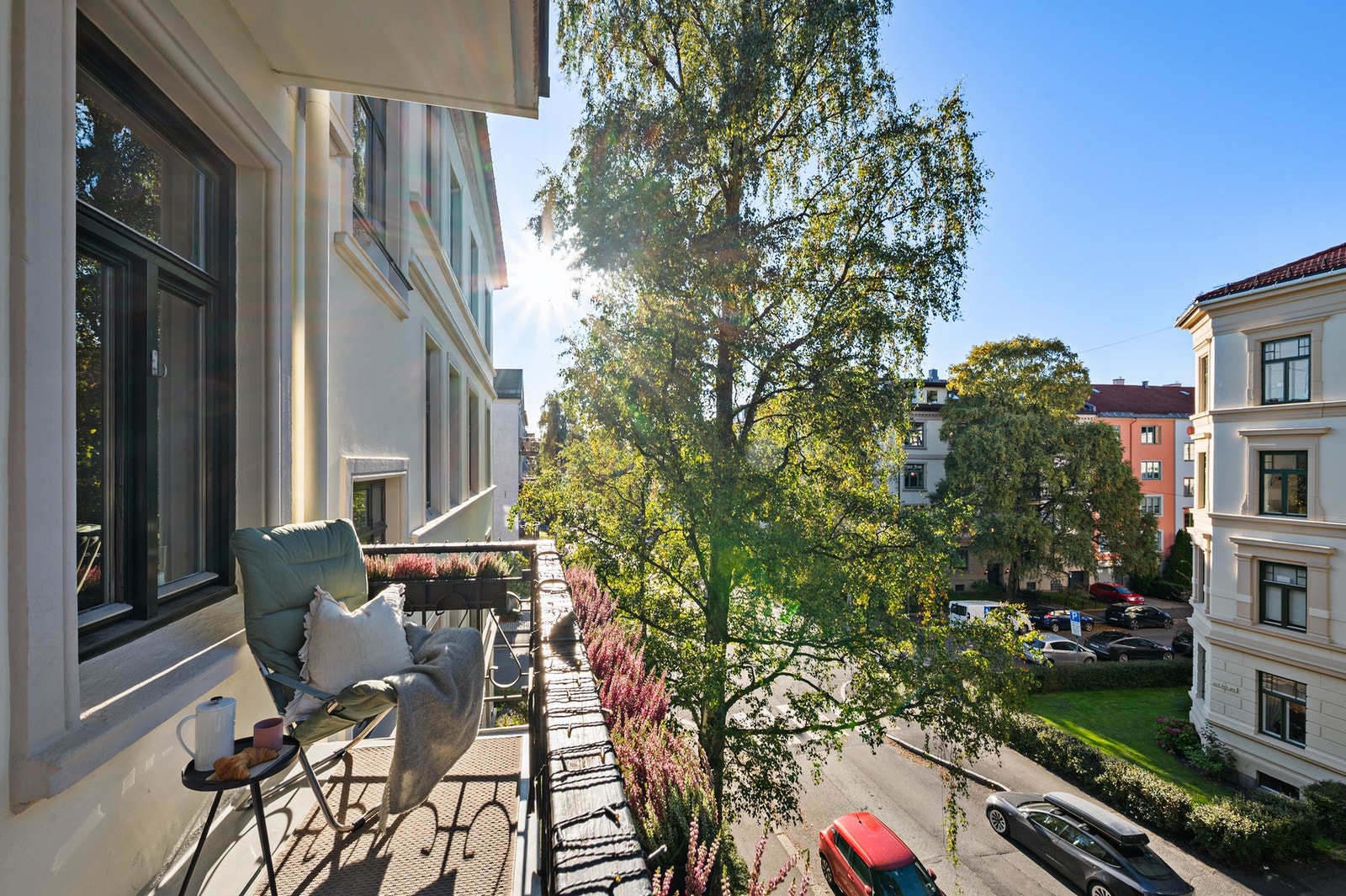 Solrik balkong ligger usjenert til i en stille og frodig gate. Galleribilde
