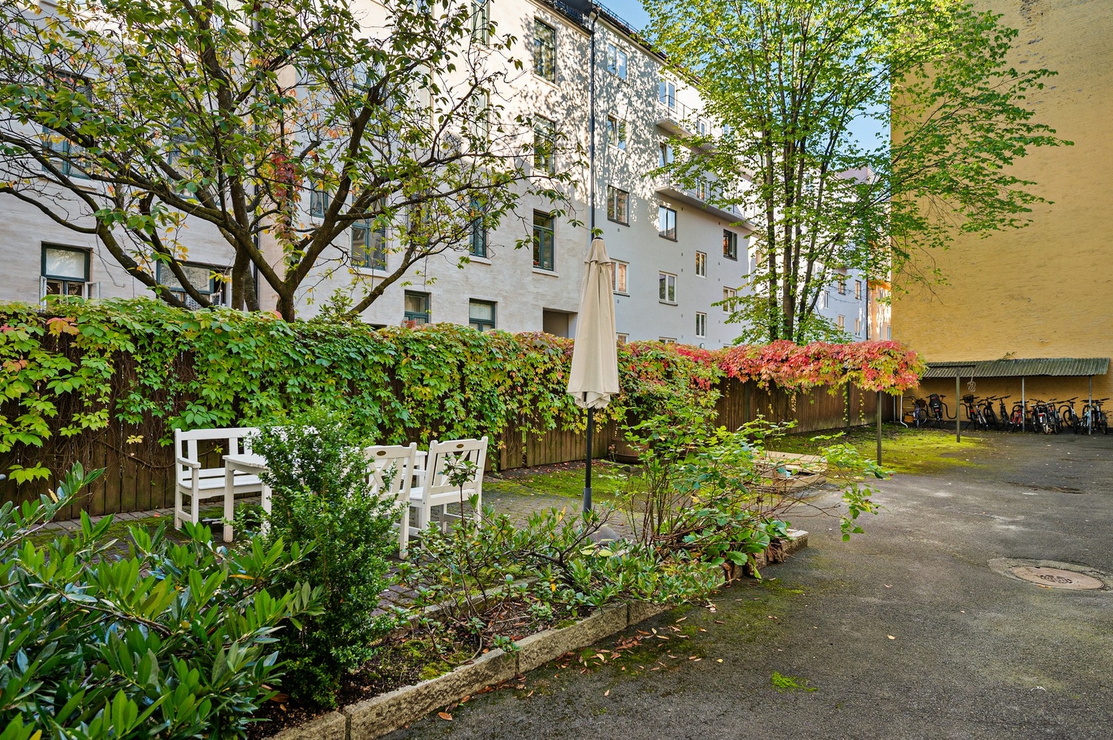 Opparbeidet uteområde i bakgård. Det er sykkelparkering i andre enden av bakgården (trilles rett inn fra gaten
via låst inngang til gårdsrommet). Galleribilde