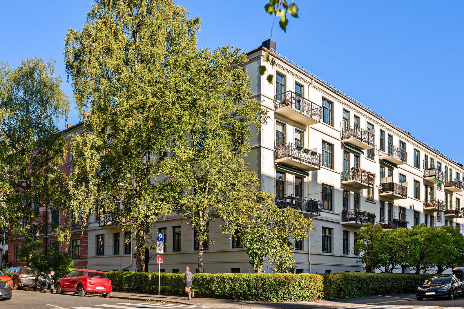Hjørnegård med balkonger og smijernsrekkverk. Galleribilde