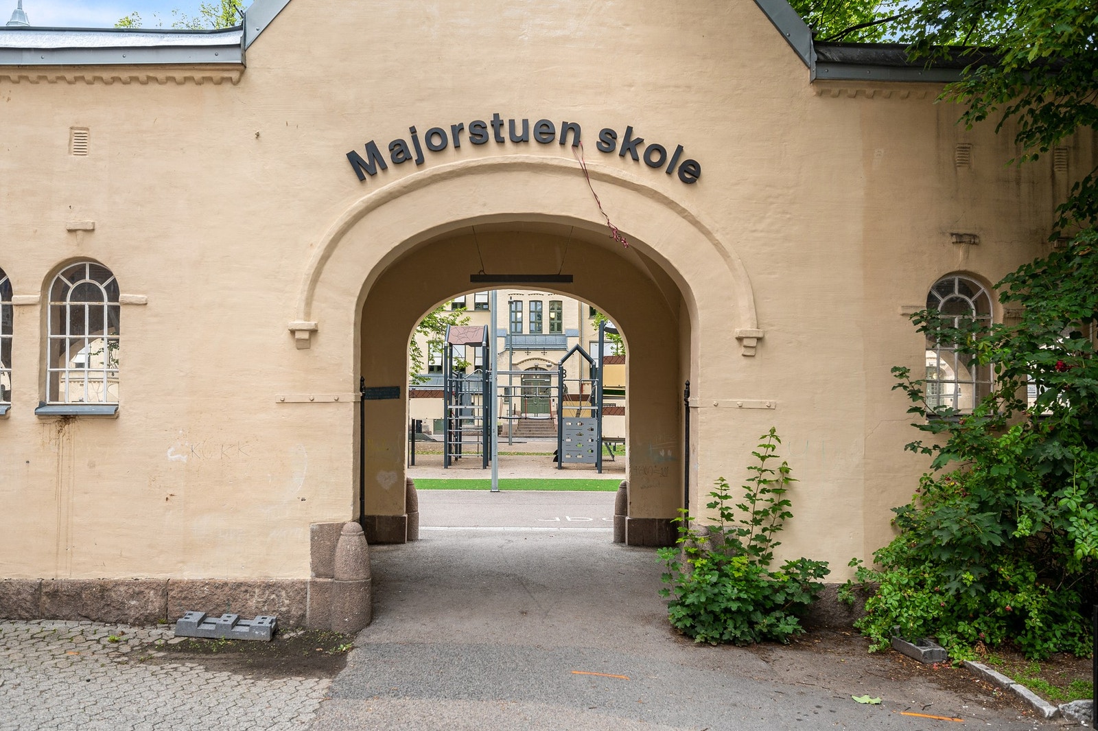 Majorstuen skole kun 5 minutters spasertur fra boligen Galleribilde