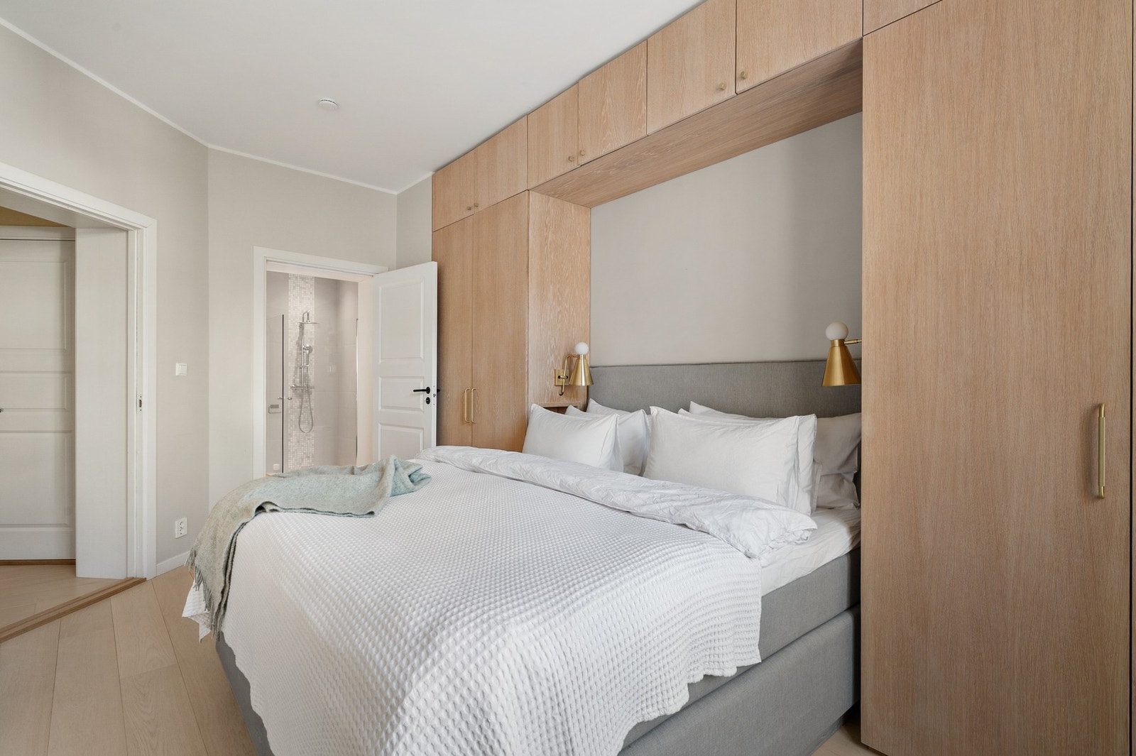 Soverom med eget bad og plassbygd garderobe. Begge soverom vender inn mot stille bakgård. Galleribilde