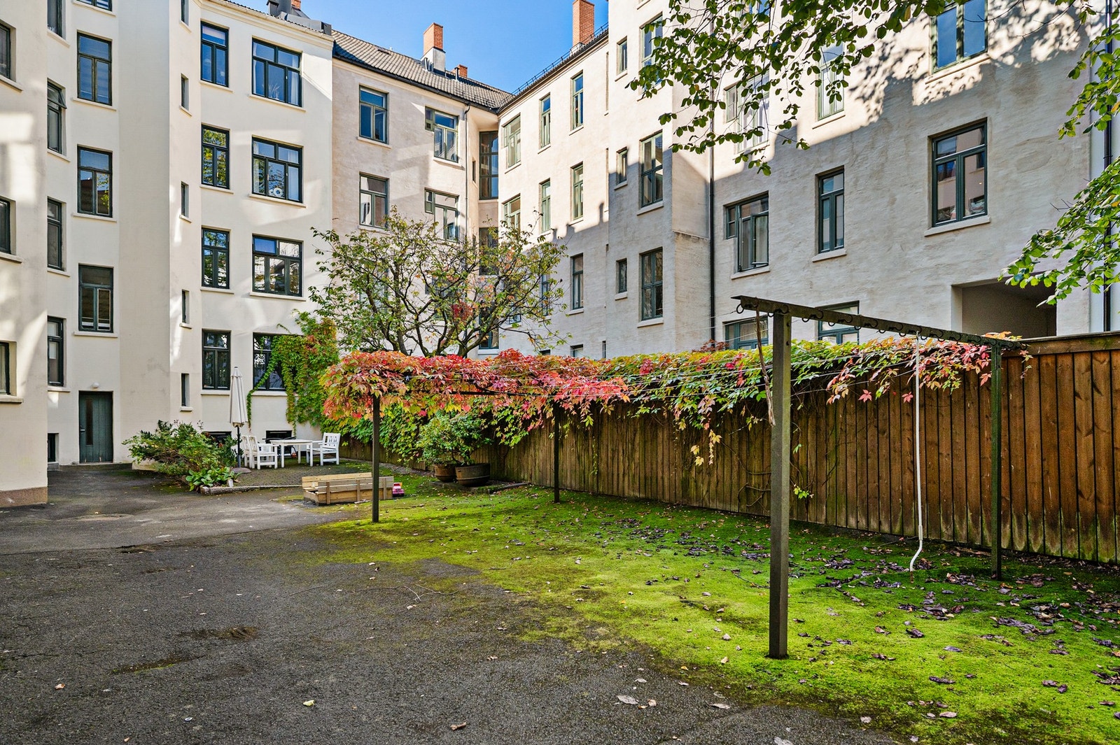 Felles bakgård med sandkasse og sittegruppe. Galleribilde