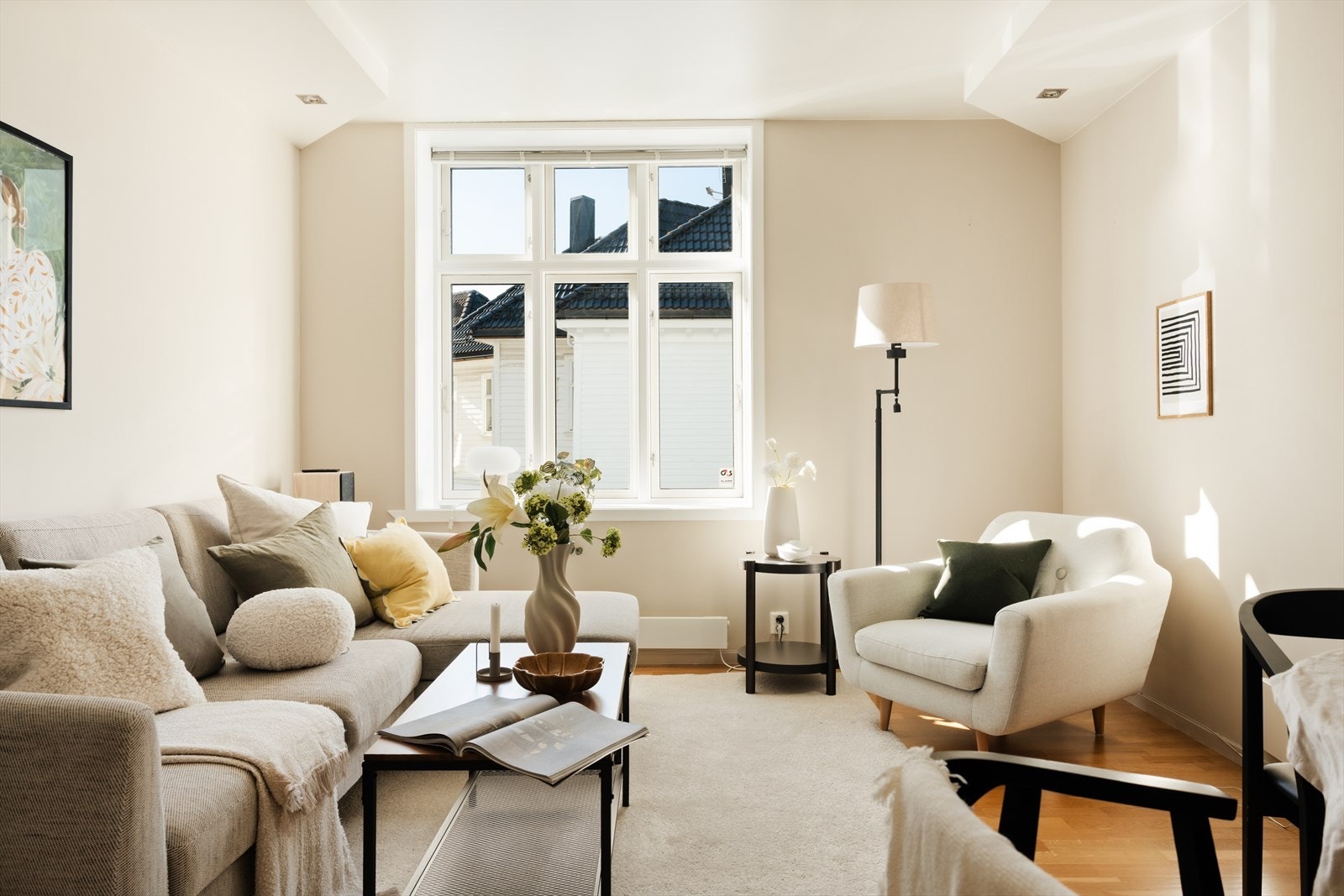 Store vindusflater sørger for rikelig med naturlig lys. Her kan du nyte utsikt mot sjø! Galleribilde