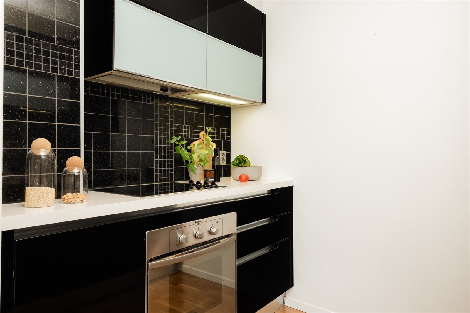 Romslig og tidløst kjøkken med rikelig plass til både matlaging og oppbevaring. Galleribilde