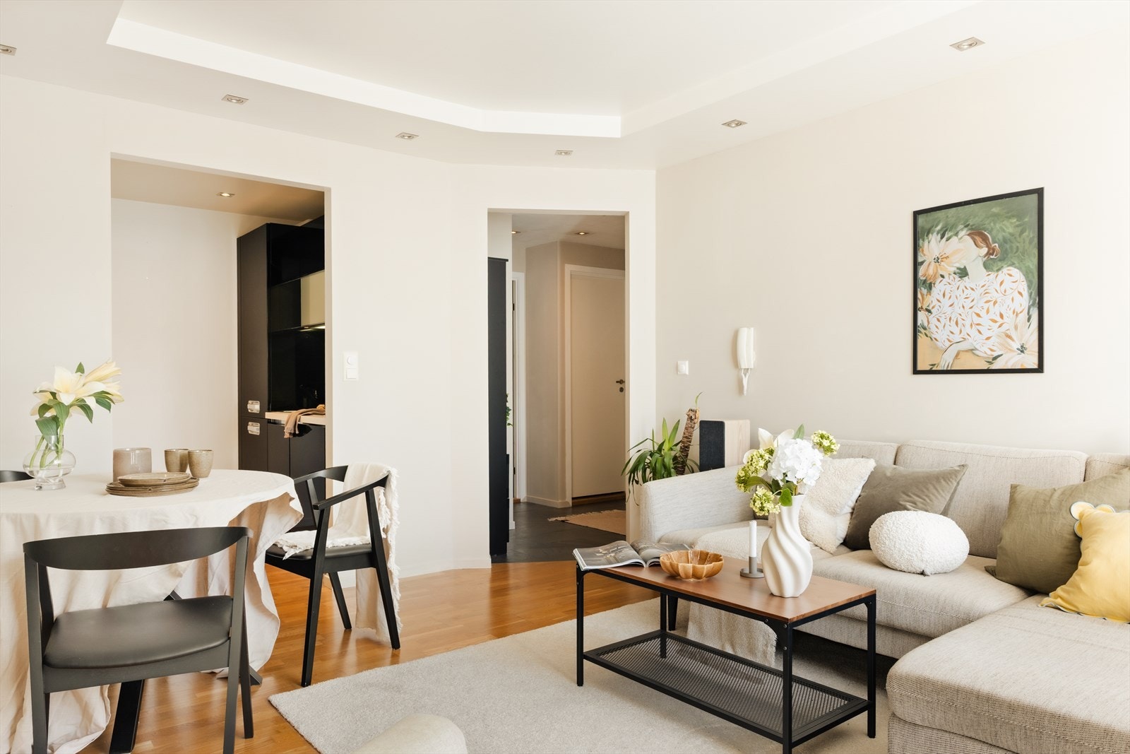 Her er det god plass til å innrede med både sofakrok og spisestue. Galleribilde