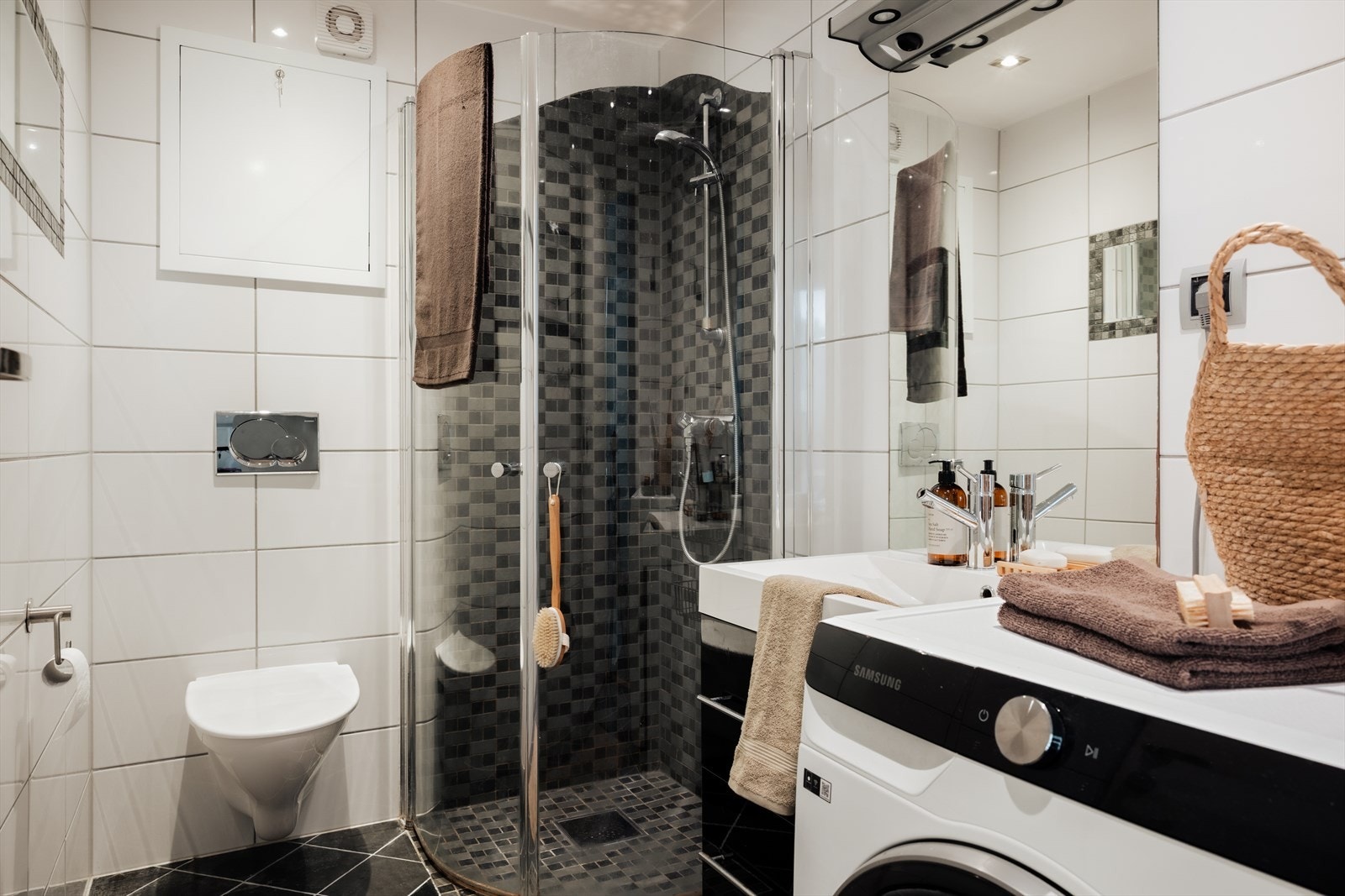 Helfliset og moderne bad med varmekabler i gulvet. Galleribilde