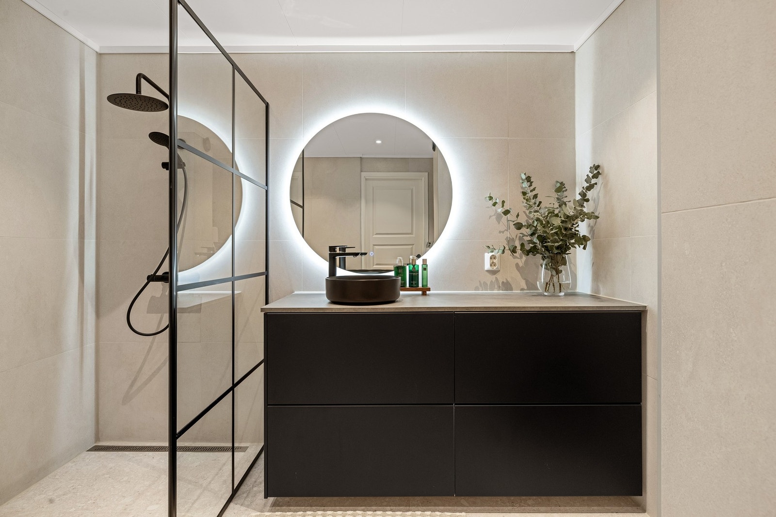 Badet er helfliset med underliggende varmekabler og innfelte downlights i himling. Galleribilde