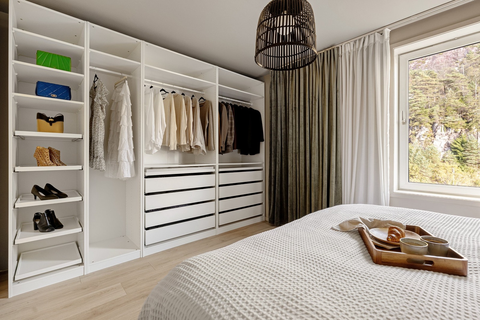 Her er det også godt med oppbevaringsplass i en stor og praktisk garderobe. Galleribilde