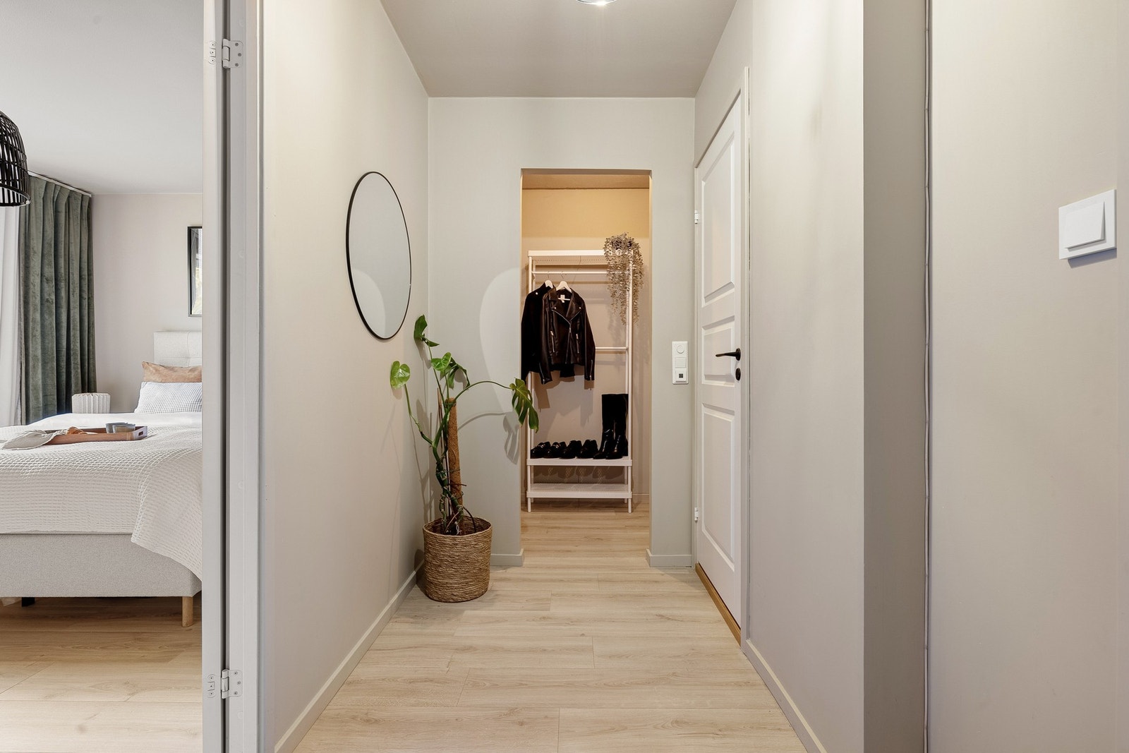 I entréen er det en ekstra garderobe som måles til 1,9 kvm. for ekstra oppbevaringsplass. Galleribilde
