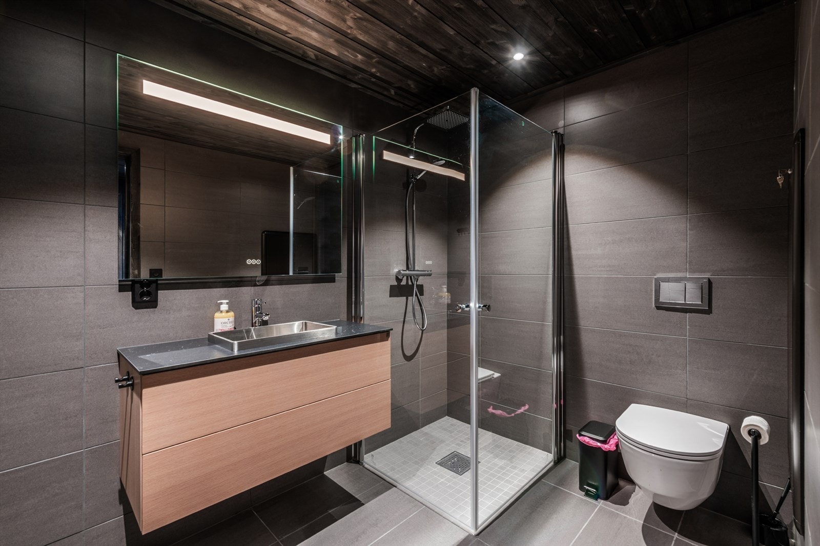 Leiligheten inneholder tre delikate bad. To nede og ett oppe. Foto: Terje Bjørnsen Galleribilde