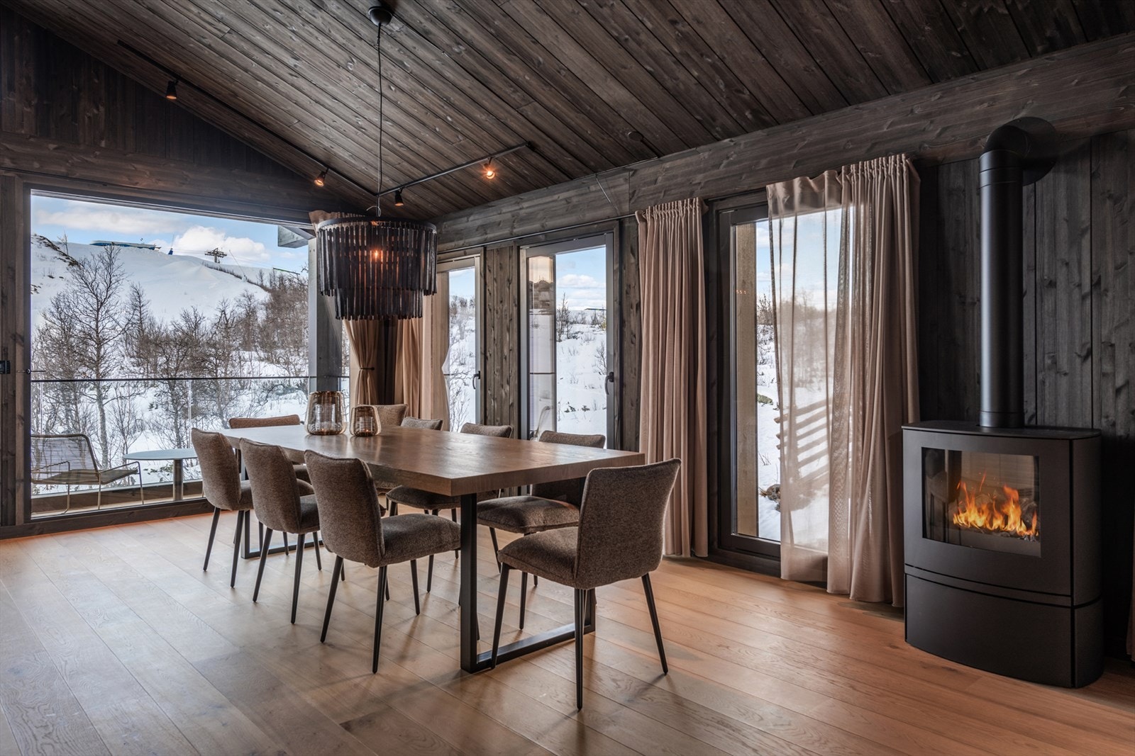 Romslig stue med flott utsikt. Gasspeis. Foto: Terje Bjørnsen Galleribilde