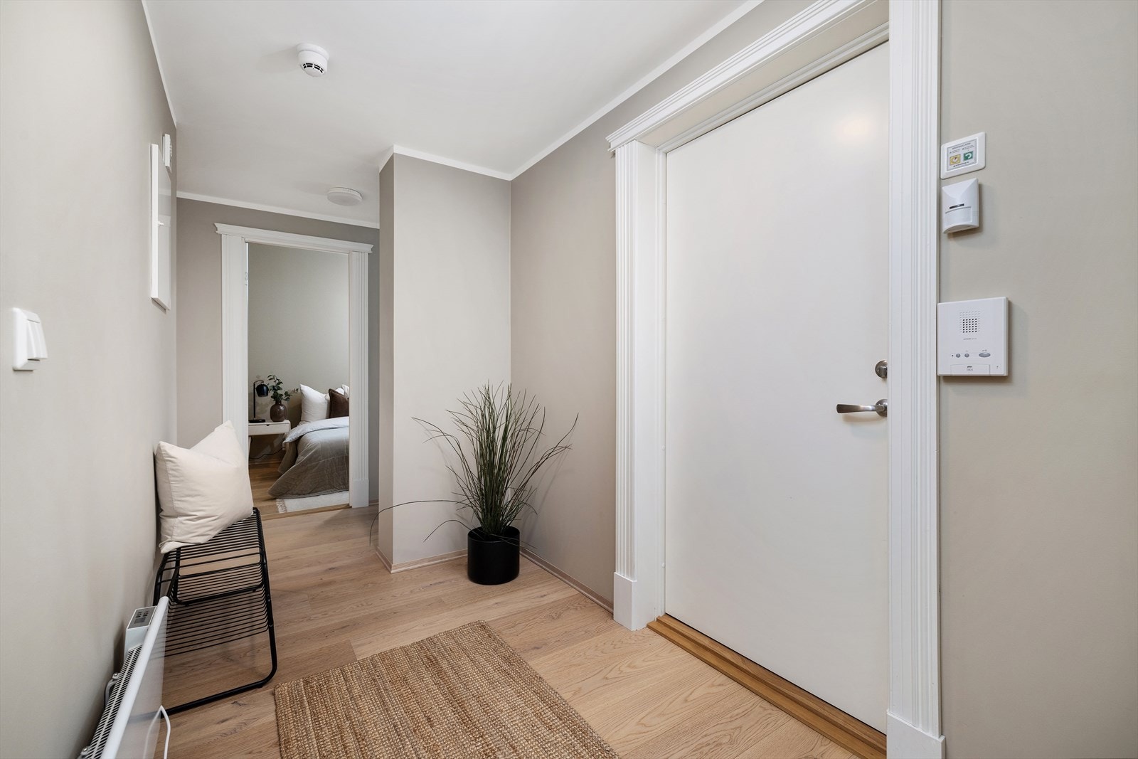 Leiligheten har fine detaljer og fargevalg. Se på de fine listene rundt dørene. Galleribilde