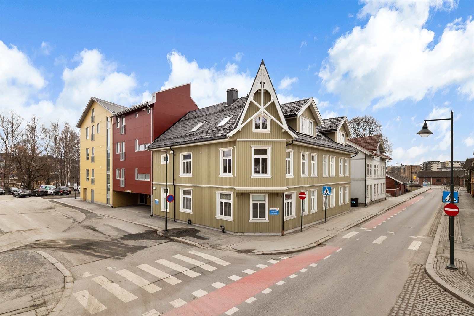 Leiligheten ligger fint til på hjørnet i andre etasje Galleribilde