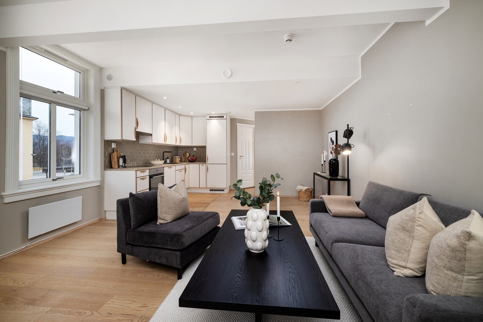 Det er stue og kjøkken i åpen løsning med god plass til sofa- og spisegruppe Galleribilde