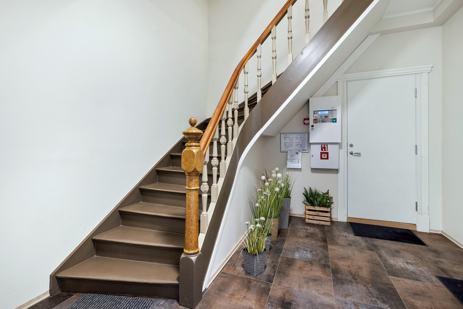 Felles inngang og trapp opp til leiligheten Galleribilde