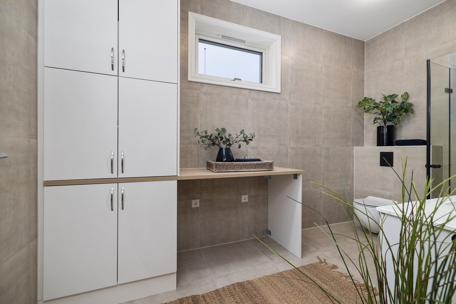 Praktisk, romslig bad med skapplass og benk Galleribilde