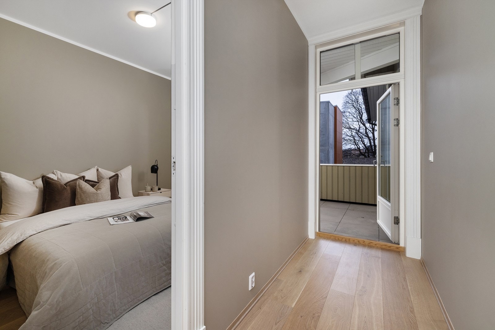 Det er utgang til stor, sør-vestvendt veranda Galleribilde