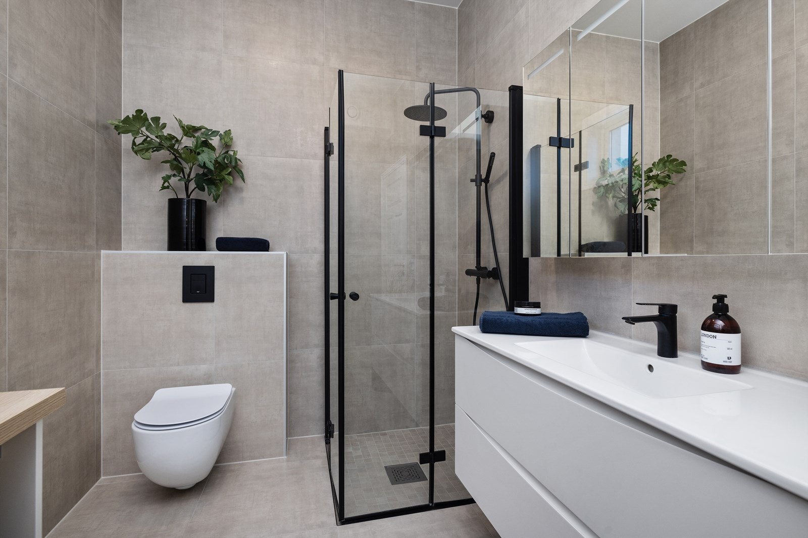 Det flotte, romslige badet er flislagt med varme i gulvet og har lekre detaljer Galleribilde