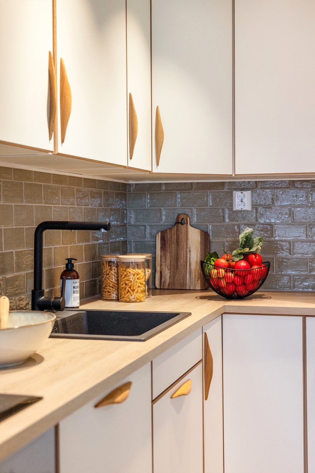 Det er integrert steketopp, stekeovn, oppvaskmaskin, og høyskap med kjøl og frys i kjøkkeninnredningen Galleribilde