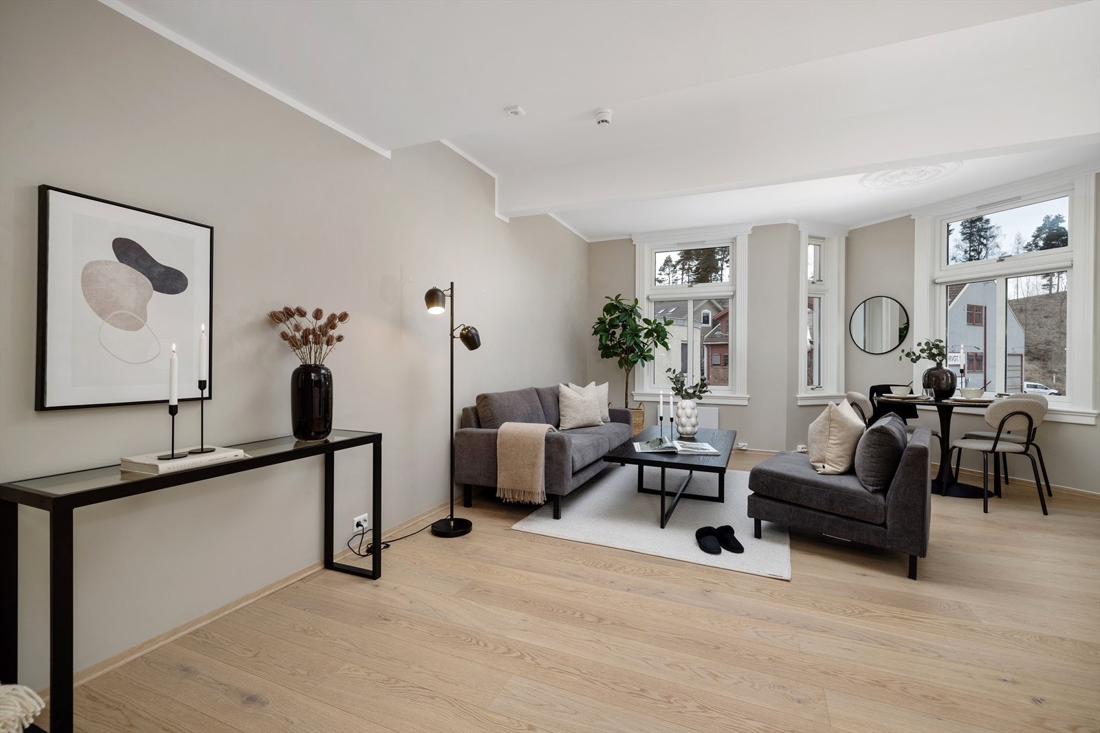 Denne lekre leiligheten har delikate farger, 1-stavs eikeparkett og gjennomgående fine detaljer Galleribilde