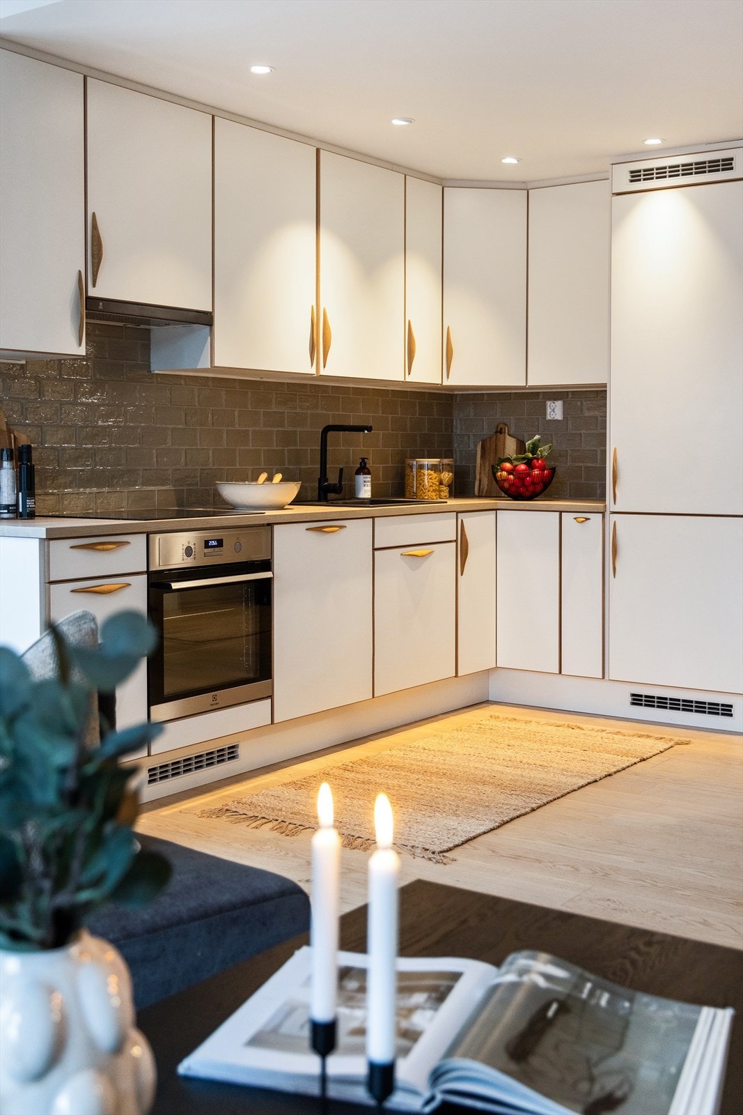 Leiligheten har et innholdsrikt og flott kjøkken Galleribilde