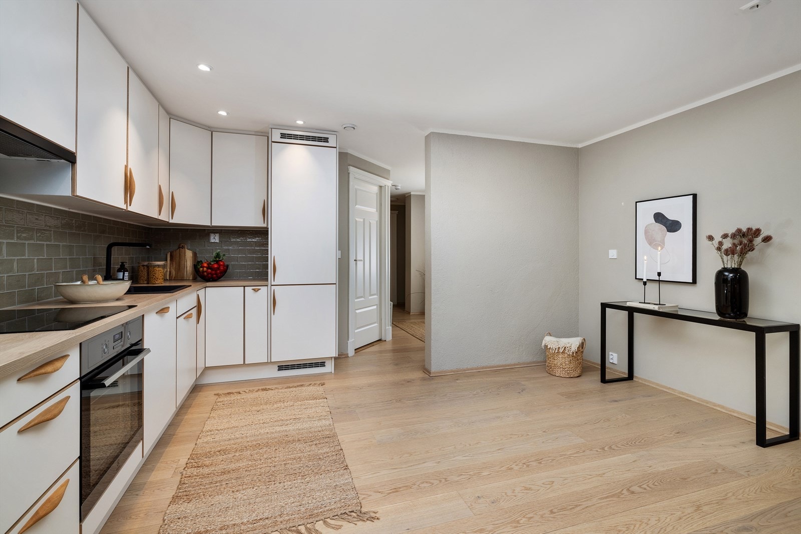 Kjøkken og stue er i åpen løsning og det er god plass til spisegruppe her hvis man ønsker Galleribilde