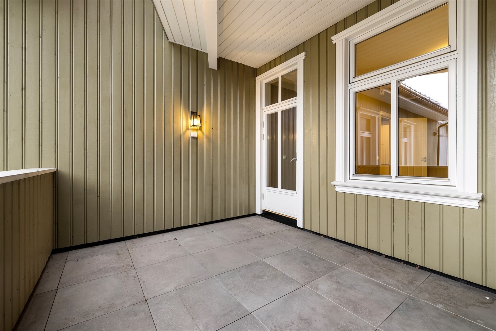 Stor, sør-vestvendt, delvis overbygget veranda Galleribilde