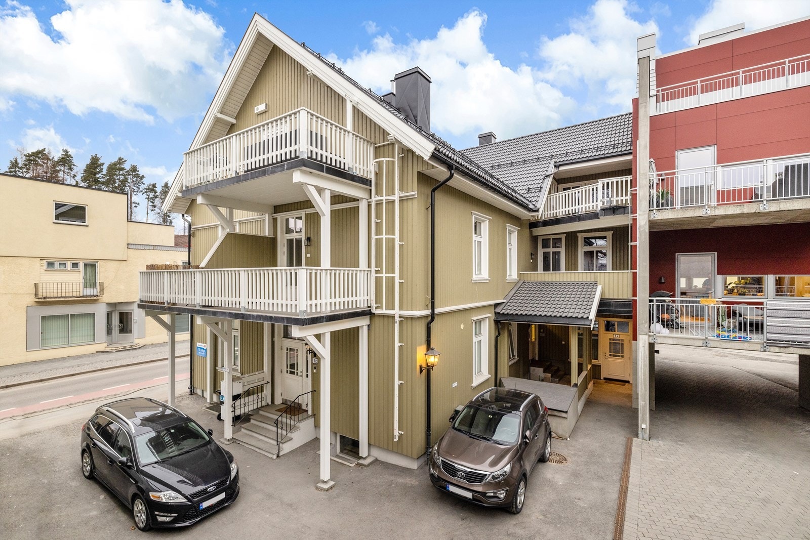 Leiligheten har inngangsparti i midten av bildet Galleribilde