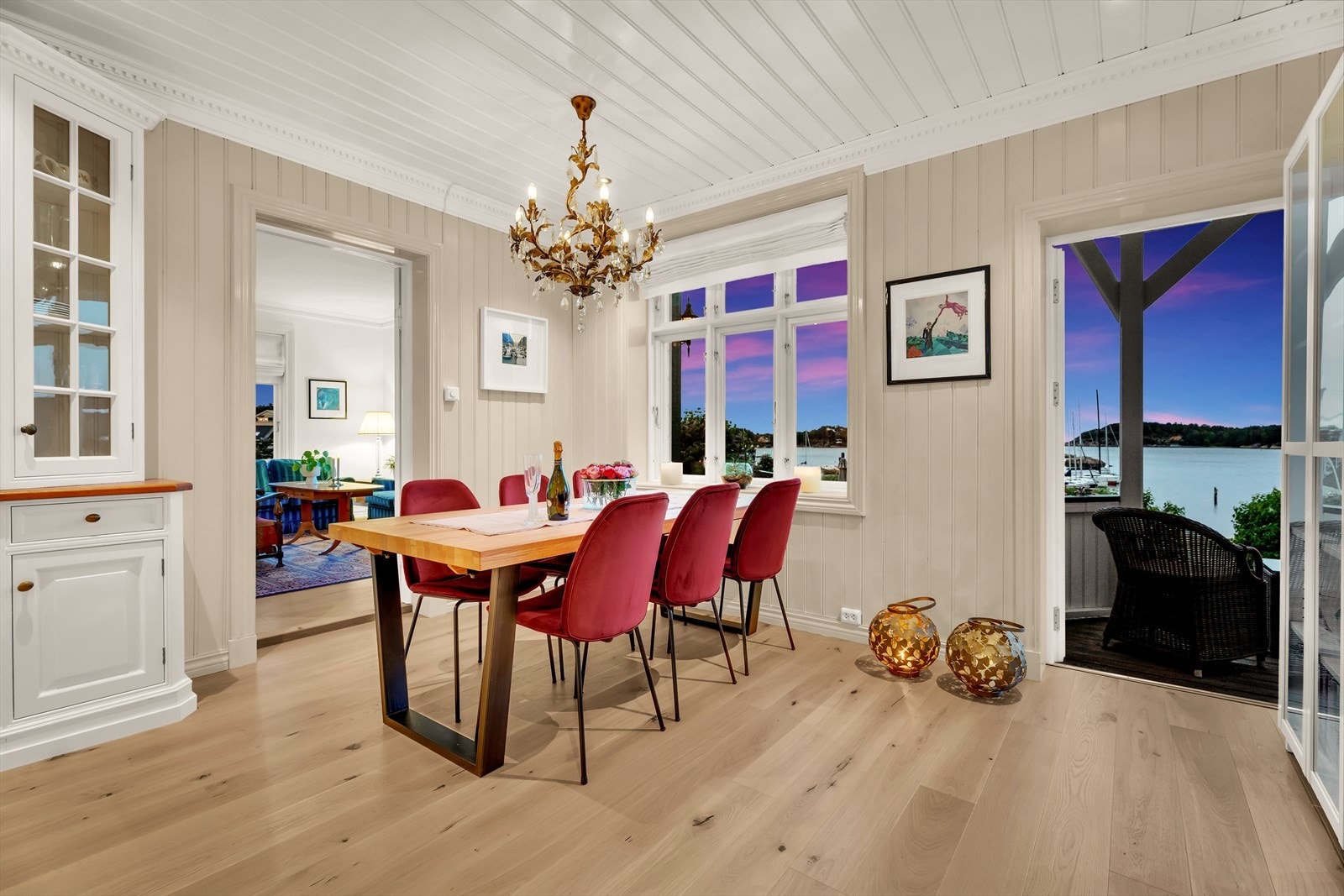 Boligen varmes hovedsakelig opp med luft-til-luft varmepumpe, varmefolie i 1. etasje, varmekabler på begge bad - i tillegg til tre ulike peiser. Galleribilde