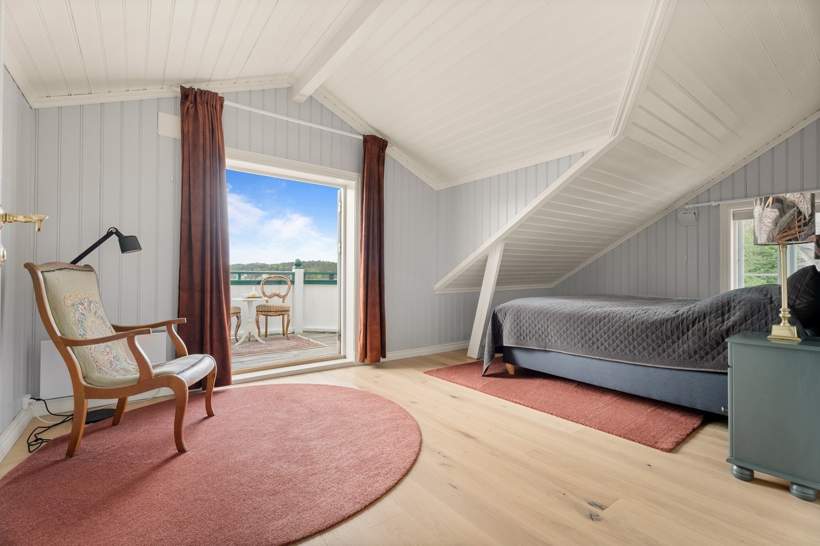 Velkommen til hovedsoverommet med god plass til dobbeltseng og garderobe - herfra har du utgang til en privat altan med utsikt sjøen. Galleribilde