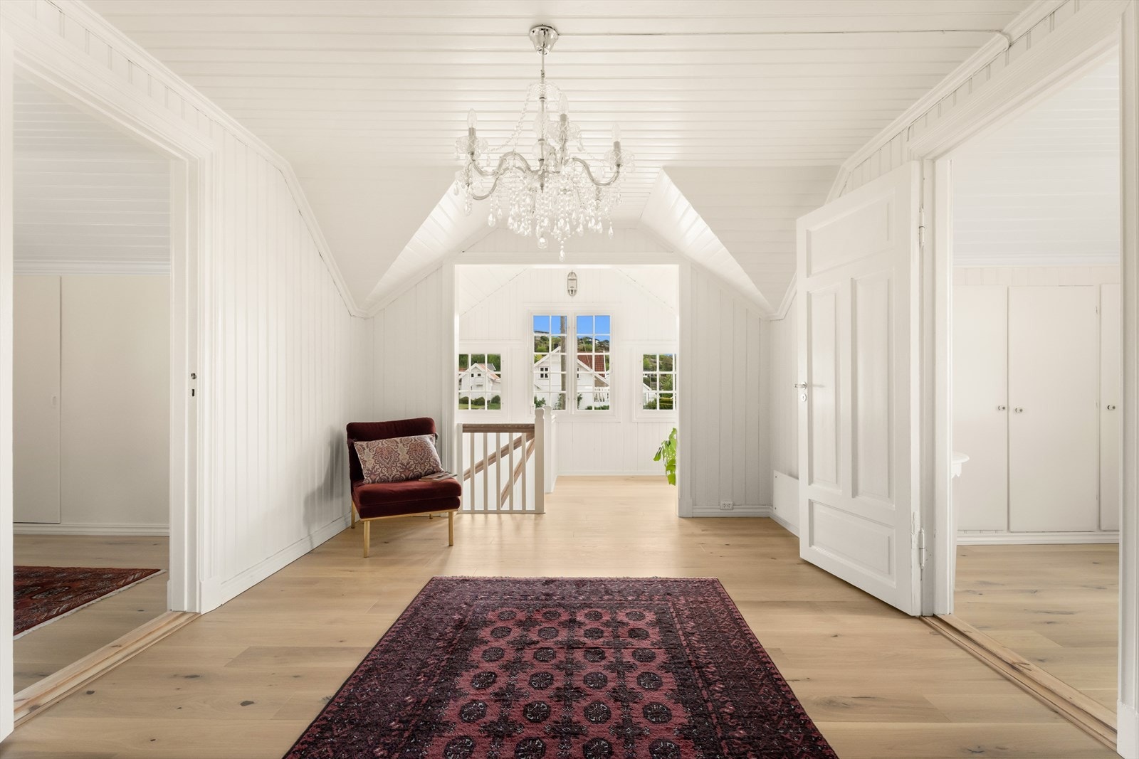 I 2. etasje møtes du av en romslig og åpen gang med adkomst til alle rommene på etasjen. Galleribilde