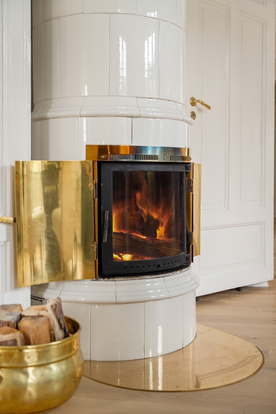 Vakker varmekilde med historie, håndverk og karakter. Galleribilde