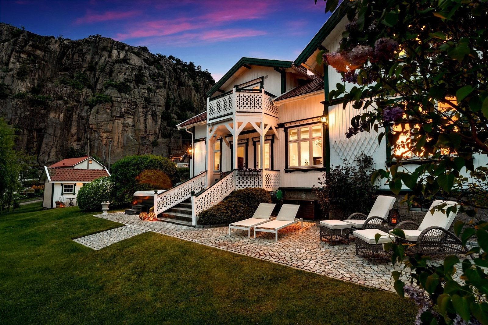 Vakre brostein gir eiendommen et klassisk inntrykk. Galleribilde