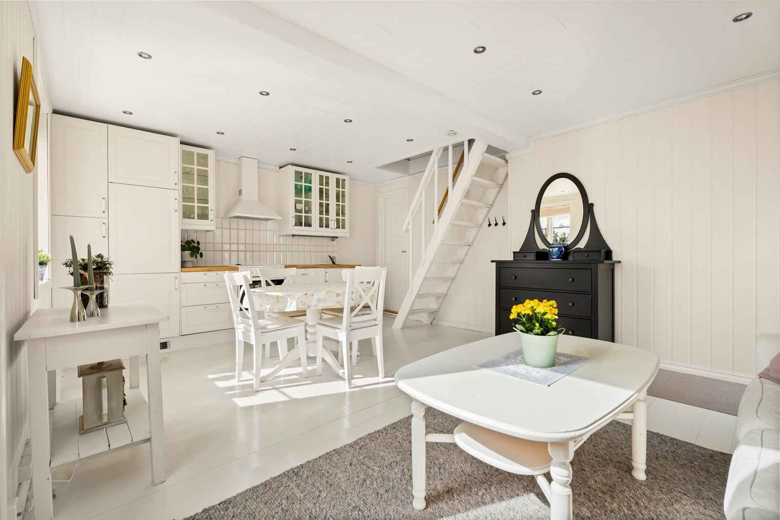 Lyst og praktisk kjøkken med fliser og heltre benkeplate - utstyrt med alt du trenger. Galleribilde