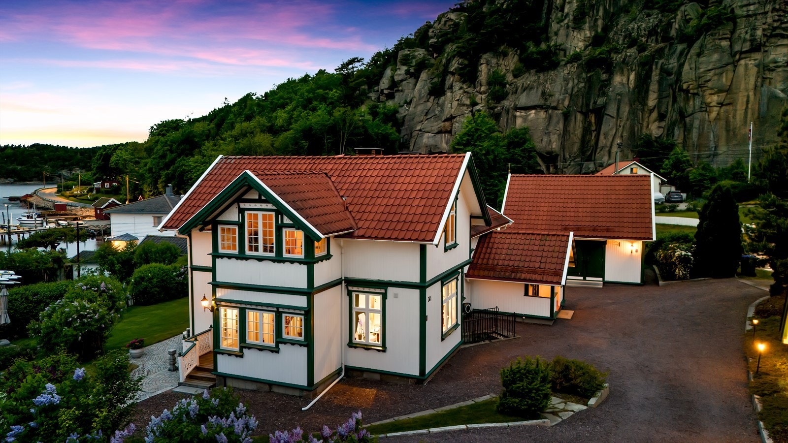 Romslig gruslagt gårdsplass med gode parkeringsmuligheter i tillegg til ny dobbelgarasje fra 2021. Galleribilde