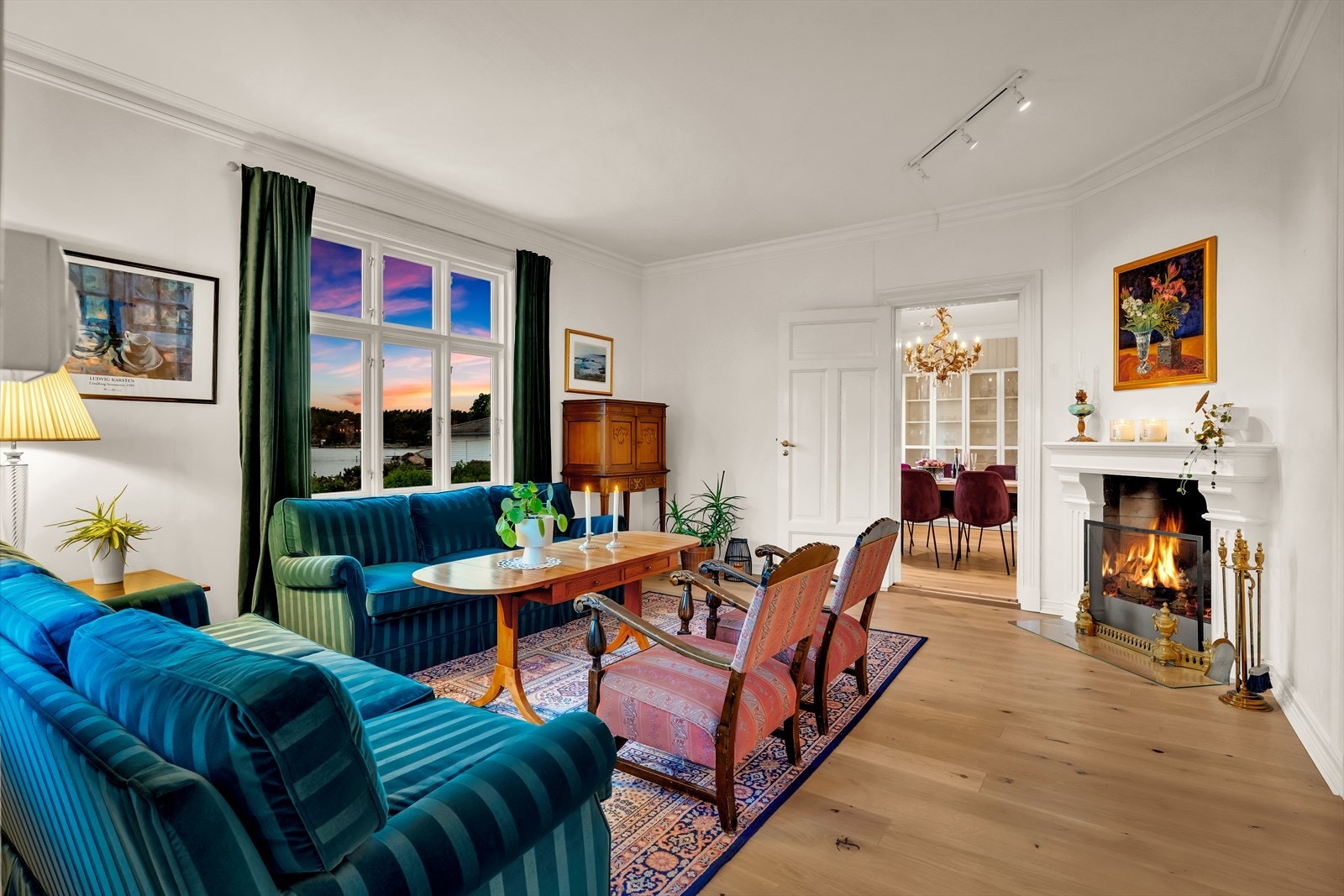 Det ble lagt nytt parkettgulv i begge etasjer i 2024. I 1. etasje er det installert varmefolie under gulvet. Galleribilde