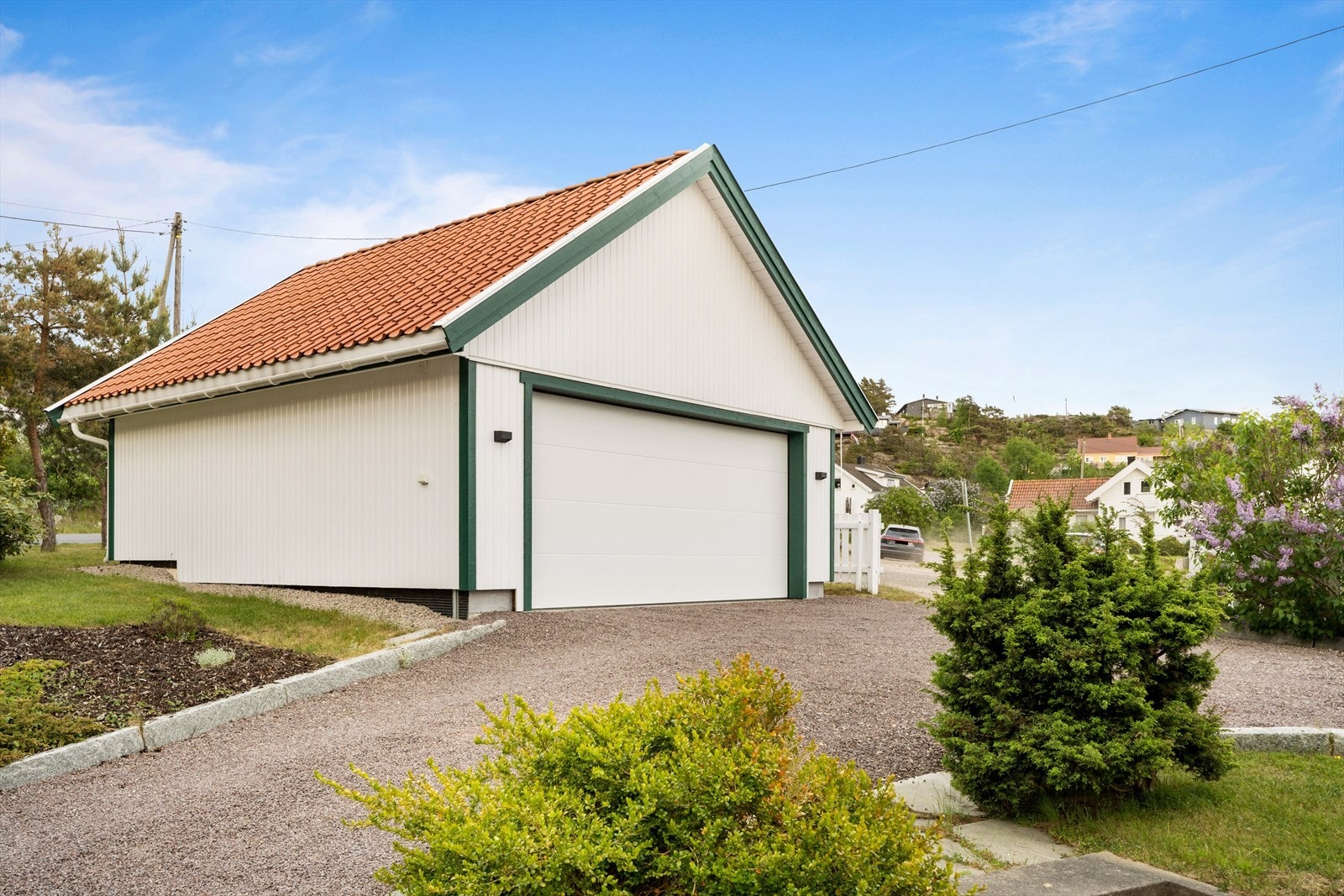 Frittstående dobbelgarasje oppført i 2021 med støpt plate, trekonstruksjon og teglsteinstak. Garasjen har elektrisk leddport og gir god plass til både bil og lagring. Galleribilde