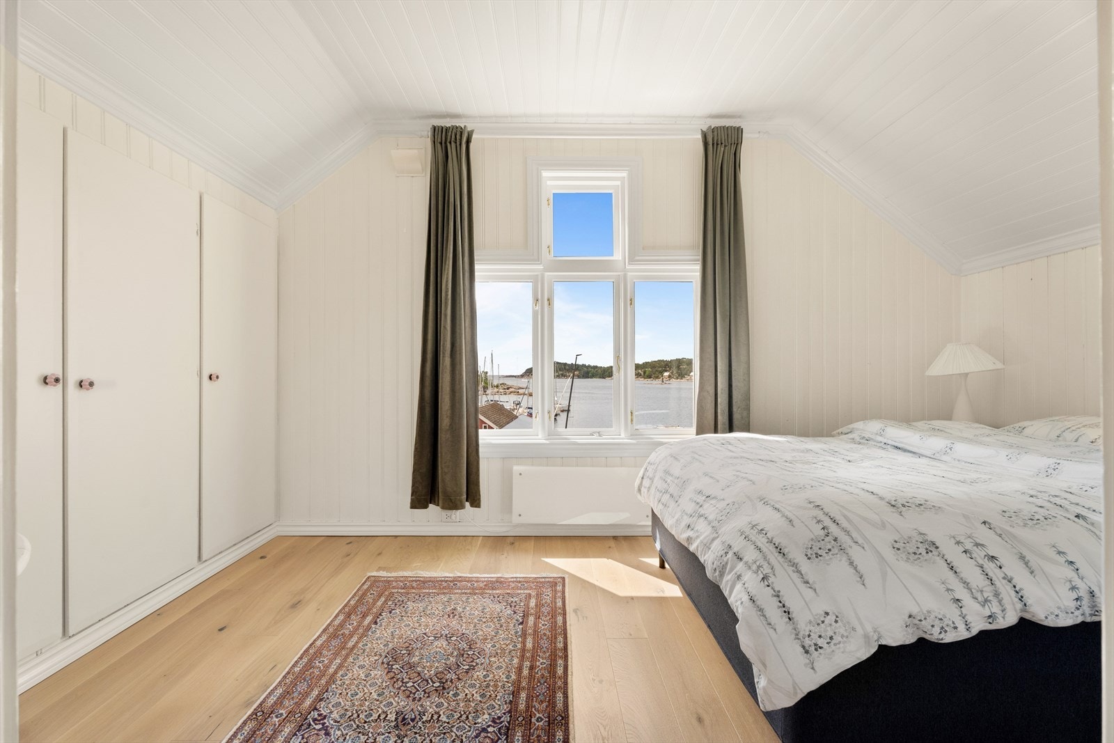 Soverom II, som er vendt mot sundet. Galleribilde