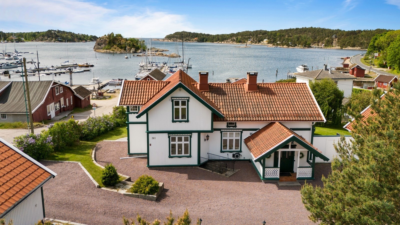 Fra eiendommen nyter du en spektakulær utsikt utover Hankøsundet og den vakre Onsøyskjærgården. Galleribilde