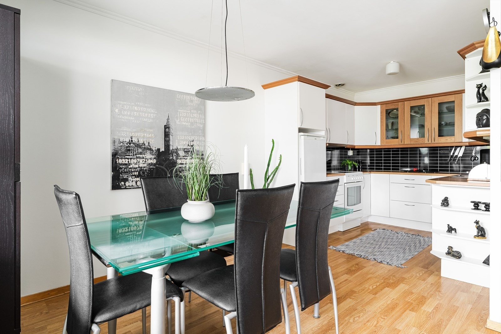 Spisestuen ligger flott plassert og inviterer til både hverdagshygge og hyggelige middager. Galleribilde