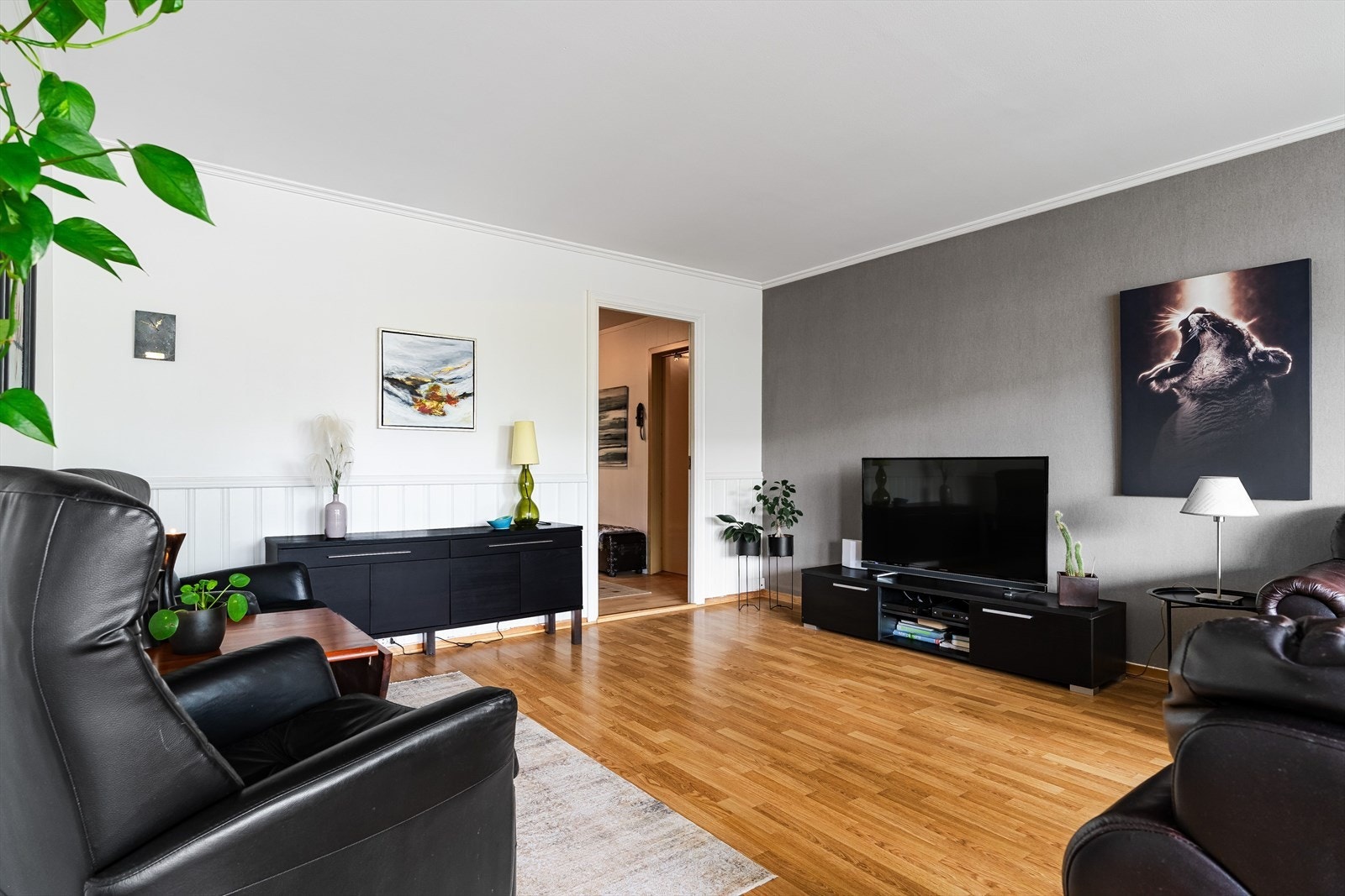 Leiligheten ligger i andre etasje og fremstår som godt vedlikeholdt. Galleribilde