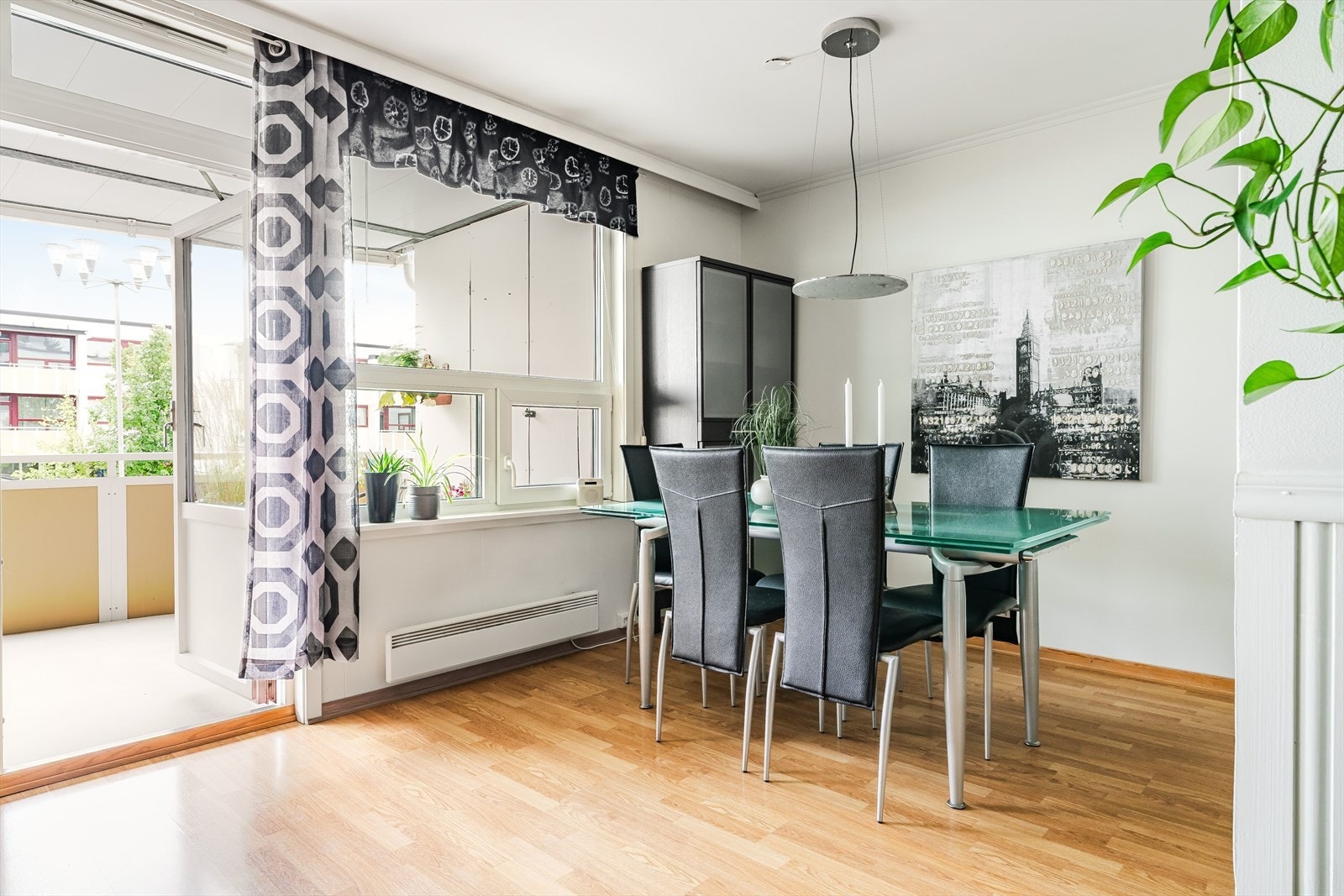 Spiseplassen ligger lunt til ved balkongen, med store vindusflater som gir flott utsyn og godt lysinnslipp. Galleribilde