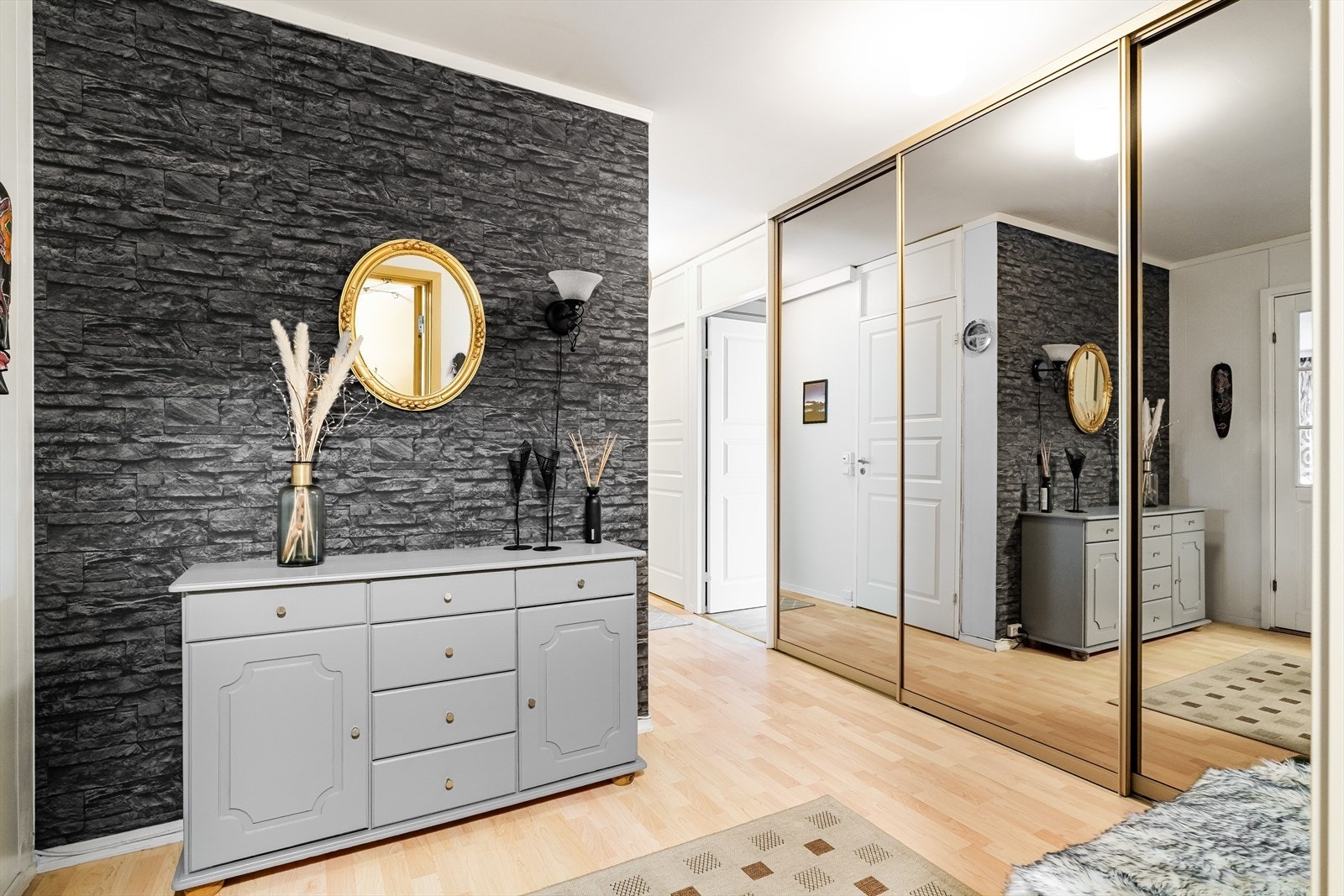 Skyvedørsgarderoben med speil gjør entréen både funksjonell og romslig - her får du orden på yttertøyet. Galleribilde