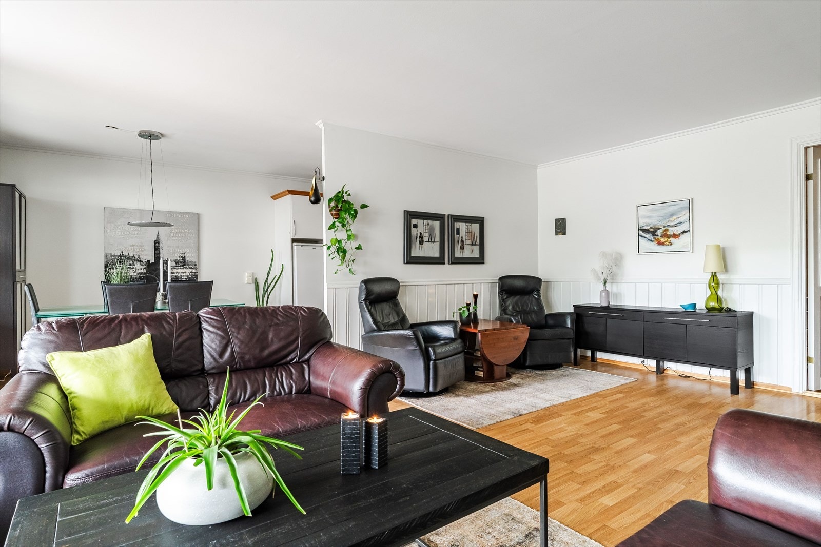 Stuen er lys med store flater som gjør det enkelt å møblere etter eget behov. Perfekt for deg som ønsker et sosialt oppholdsrom. Galleribilde