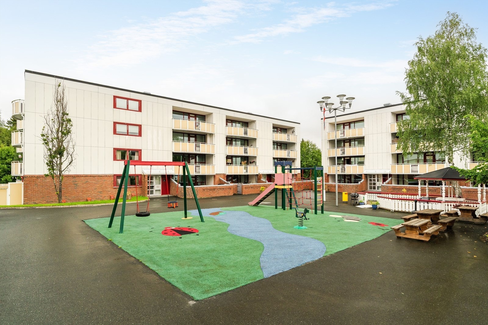 Fellesområdet byr på gode møteplasser, sittegrupper og lekeapparater - et naturlig samlingspunkt for både små og store. Galleribilde